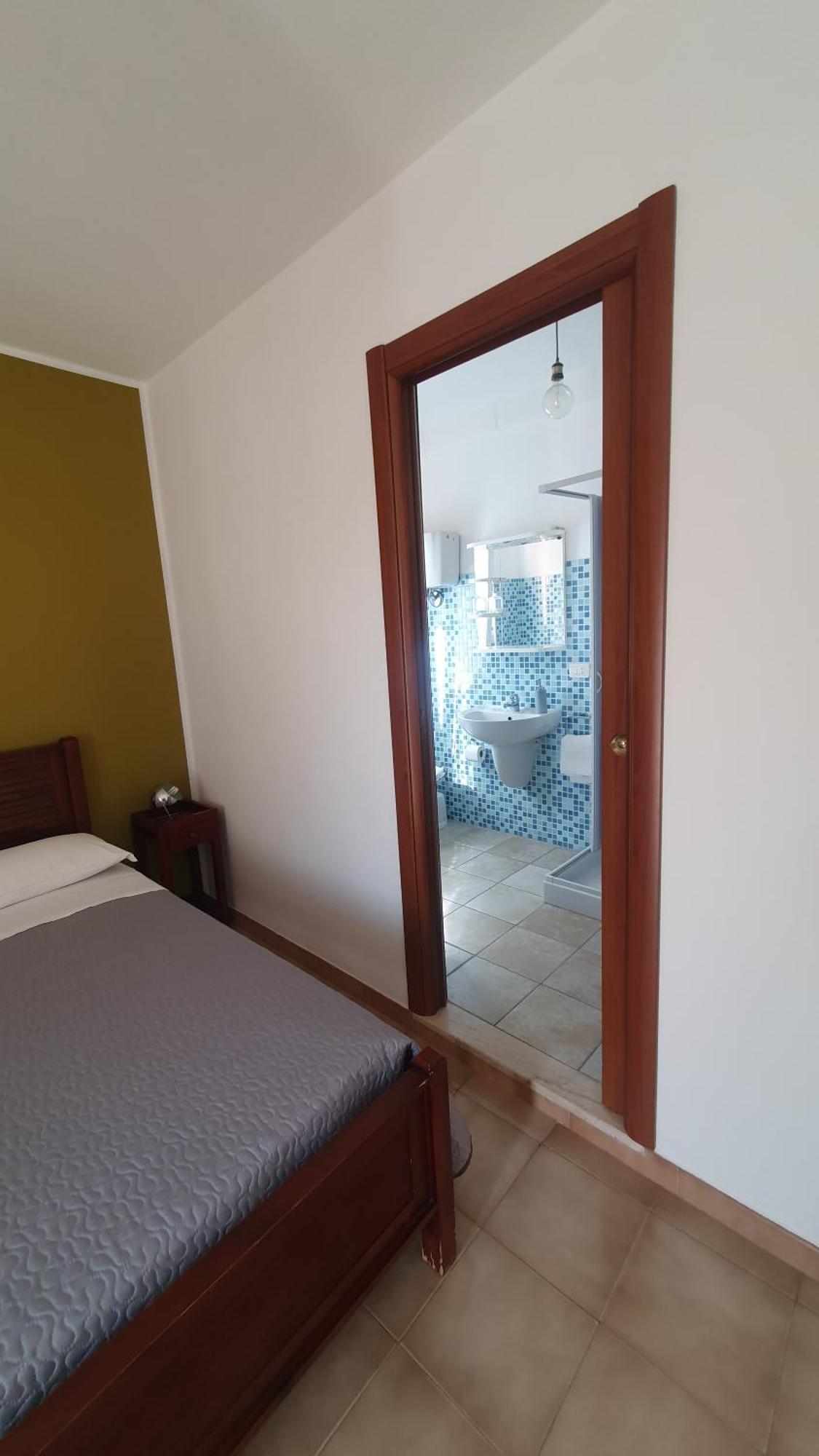 Blue Dolphin Guest House Алгеро Екстериор снимка
